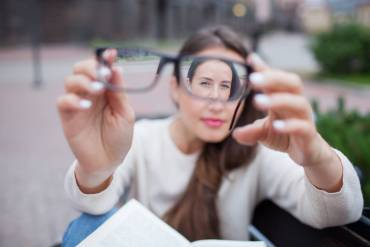 Navigating the Blur: How Vismate Optometrist Helps You See Clearly Through Life’s Changes